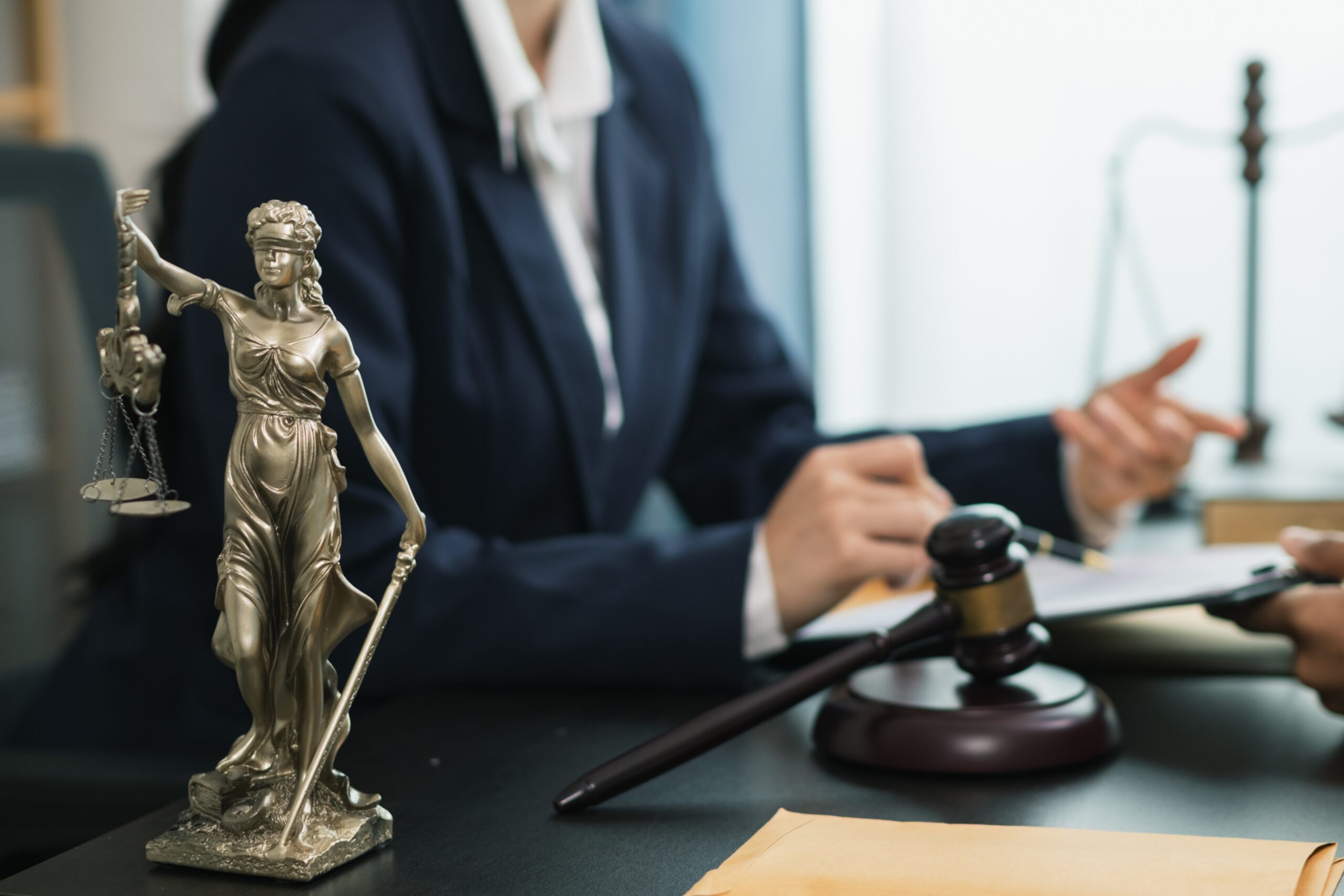 ¿Es obligatorio denunciar los malos tratos a las personas mayores en California?